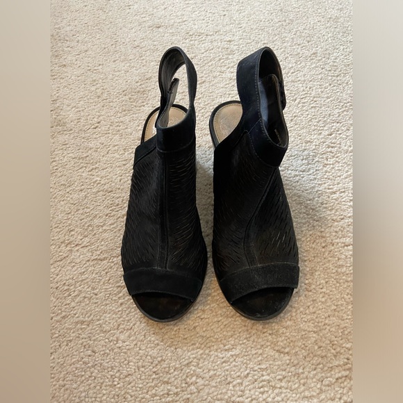 Vince Camuto Lavette Perforated Black Peep Toe Bootie Sandal Size 5 - Picture 3 of 4